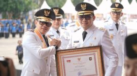 Wamendagri Bima Arya usai bersama Wali Kota Samarinda Andi Harun usai menyerahkan penghargaan di acara Hari Otonomi Daerah ke-29 di Kota Balikpapan. (Foto : Ist)