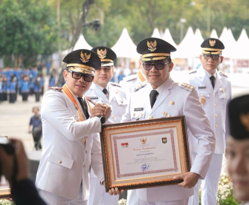 Wamendagri Bima Arya usai bersama Wali Kota Samarinda Andi Harun usai menyerahkan penghargaan di acara Hari Otonomi Daerah ke-29 di Kota Balikpapan. (Foto : Ist)