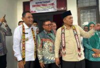 Wakil Menteri Koperasi, Ferry Juliantono didampingi Wakil Gubernur Kaltim, Seno Aji dan Wakil Wali Kota Samarinda, Saefuddin Zuhri mengunjungi Kantor Lurah Karang Anyar. (Foto : Ist)