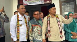 Wakil Menteri Koperasi, Ferry Juliantono didampingi Wakil Gubernur Kaltim, Seno Aji dan Wakil Wali Kota Samarinda, Saefuddin Zuhri mengunjungi Kantor Lurah Karang Anyar. (Foto : Ist)