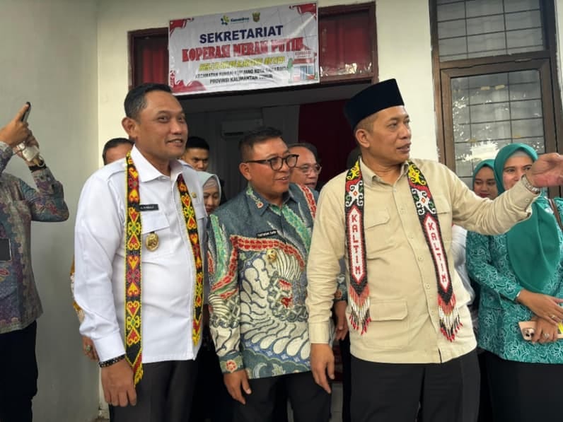 Wakil Menteri Koperasi, Ferry Juliantono didampingi Wakil Gubernur Kaltim, Seno Aji dan Wakil Wali Kota Samarinda, Saefuddin Zuhri mengunjungi Kantor Lurah Karang Anyar. (Foto : Ist)